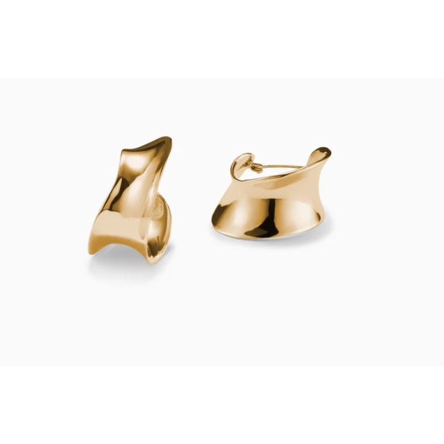 A refined expression of modern sculpture, these AGMES “Laila” Large Hoops embody the brand’s signature philosophy of...