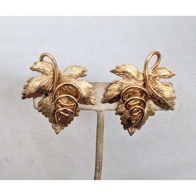 Napier Vintage 1950s Signed Napier Goldtone Leaf With Curled Stem Clip Earrings-2 Pieces For Sale - Image 4 of 7
