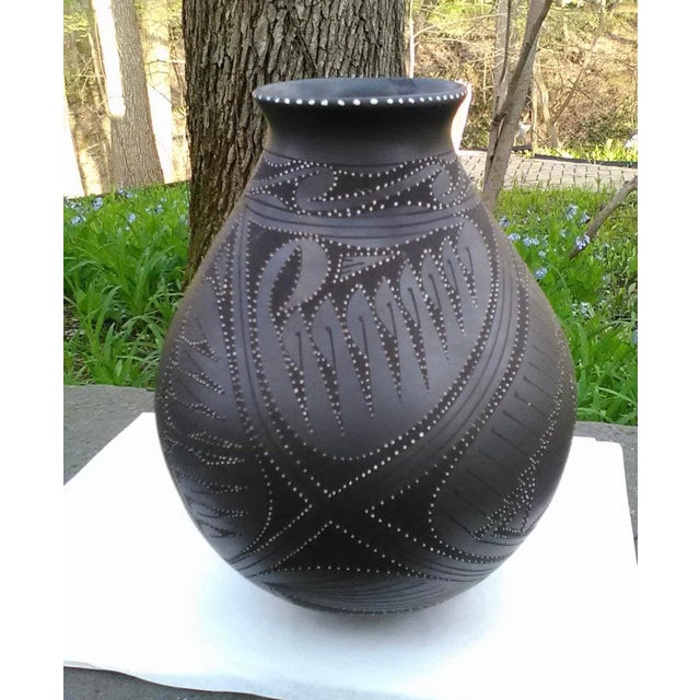 Mata Ortiz Casa Grande Textured Olla Pottery Vessel by Efrain Lucero Andrell, 11” H For Sale - Image 4 of 4