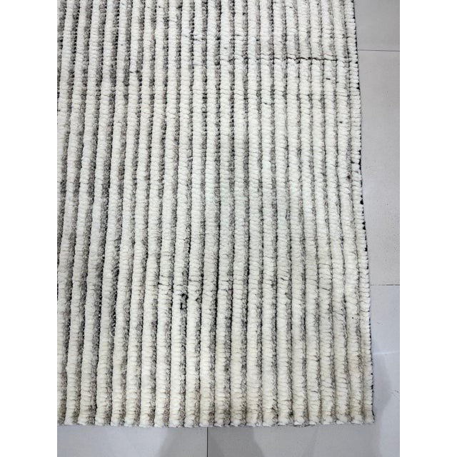 2020s 5x8 Graceful Vibrant Ivory Geometric Modern Hand Knotted Wool Carpet Rug For Sale - Image 5 of 6