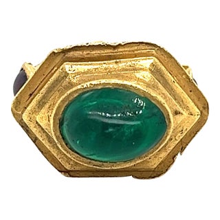 Vintage 22k Gold Egyptian Revival Cabochon Cut Emerald and Garnet Ring Size 5 For Sale