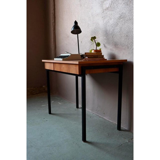 This retro desk, refined and light, charms with its simplicity and elegant design. The combination of warm-toned melamine...