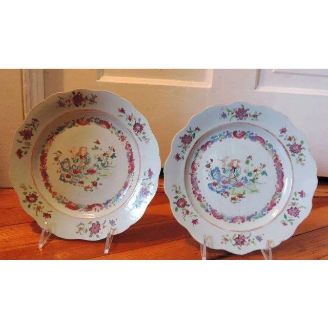 18th Century Chinese Export Porcelain Famille Rose European Subject Flower Seller Plates - A Pair For Sale - Image 10 of 11