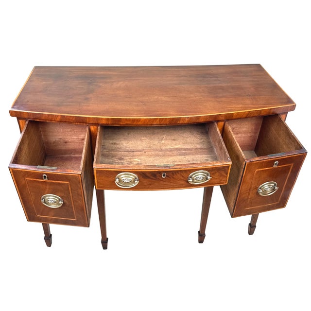 This is a really lovely and practical 18th century, georgian sideboard, which is the absolute perfect size in terms of...