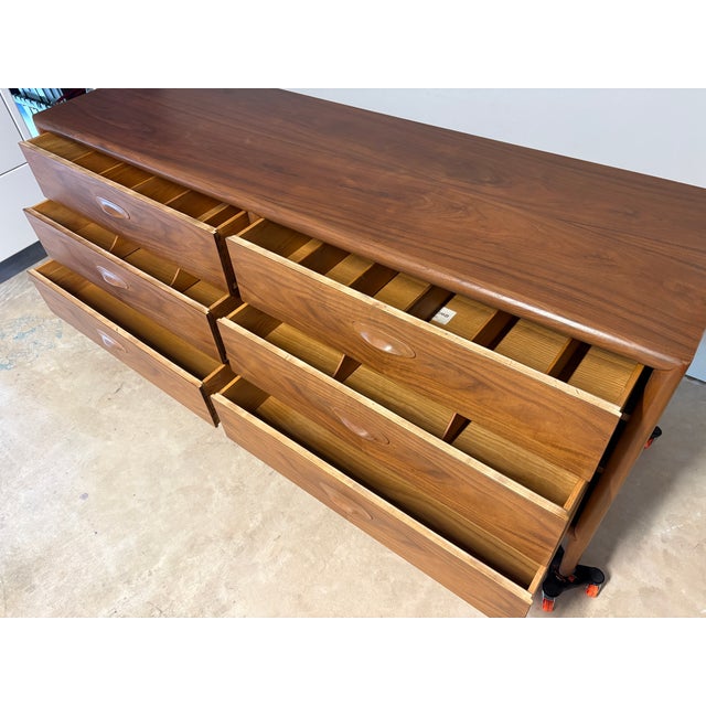 1960s Freshly Refinished Widdicomb Mid-Century Modern 6-Drawer Walnut Dresser – MCM Beauty! For Sale - Image 18 of 18