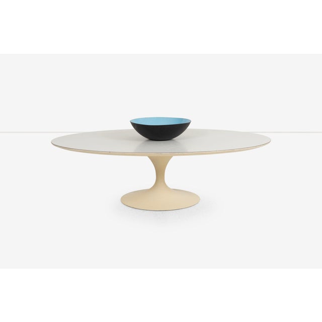 Vintage Eero Saarinen for Knoll International White Oval Tulip Cocktail Table Laminate Top Cast Iron Base 1957 For Sale In Chicago - Image 6 of 9