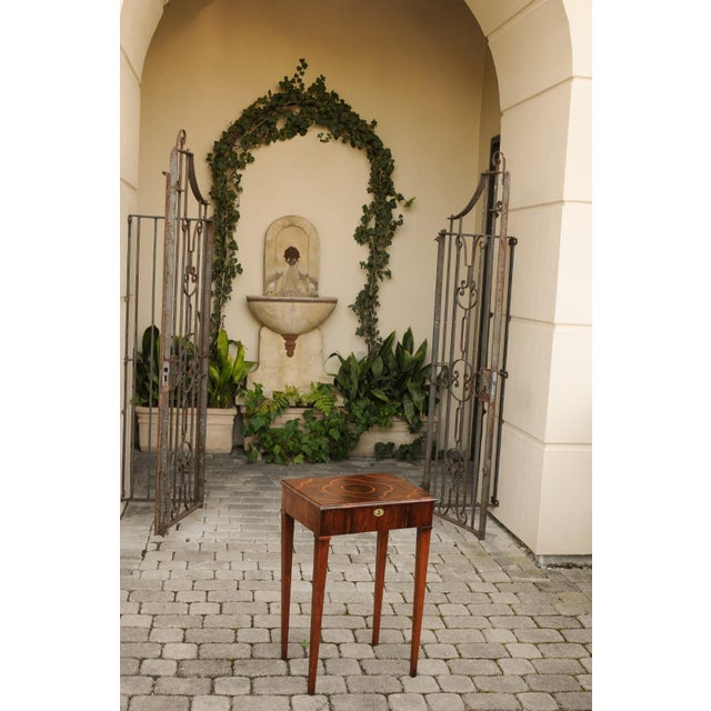 Italian 1820s Walnut Side Table with Oyster Veneer and Inlaid Quadrilobe Motif For Sale In Atlanta - Image 6 of 12