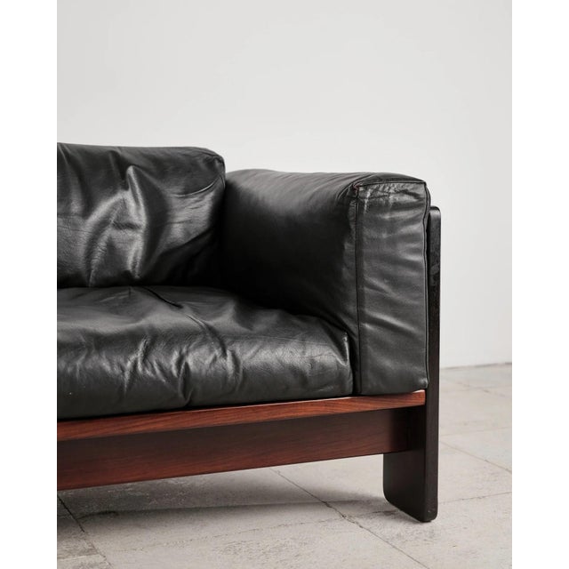 Bastiano Two-Seater Sofa in Mahogany and Black Leather by Afra and Tobia Scarpa for Gavina, Italy, 1960s For Sale - Image 9 of 18