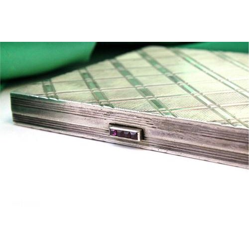 Silver Cigarette Case with Checkered Reliefs, Hinged Lid and Calibrated Rubies For Sale - Image 5 of 8