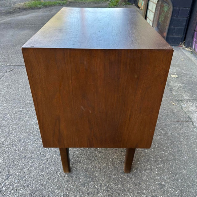 Brown Mid 20th Century Royal American by Stanley for Distinctive Furniture Walnut Rosewood Nightstand For Sale - Image 8 of 12