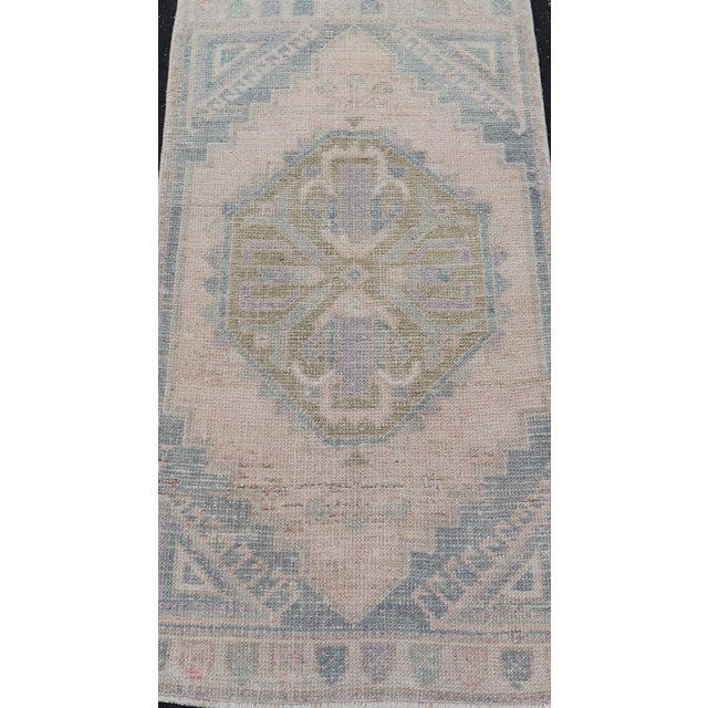 Vintage Turkish Oushak Rug with All-Over Sub-Geometric Medallion Design Keivan Woven Arts / rug EN-15926, country of...