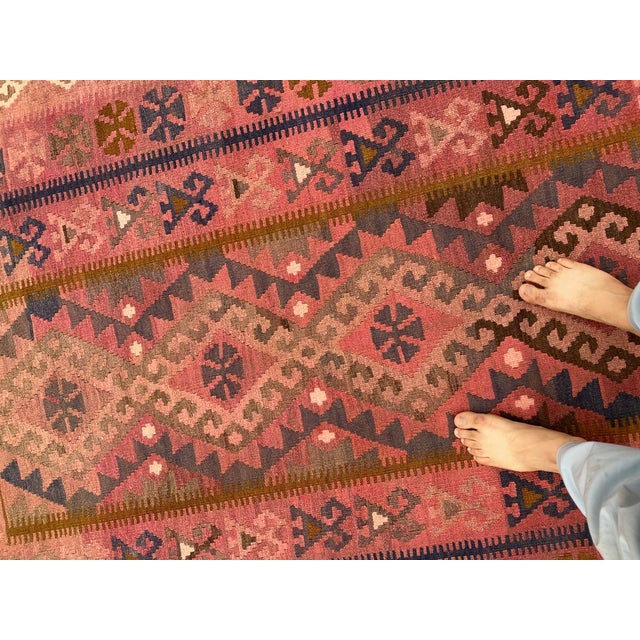 Afghan Maimana Kilim Area Rug, Handwoven Wool, 5x10, Rose & Navy For Sale - Image 10 of 16