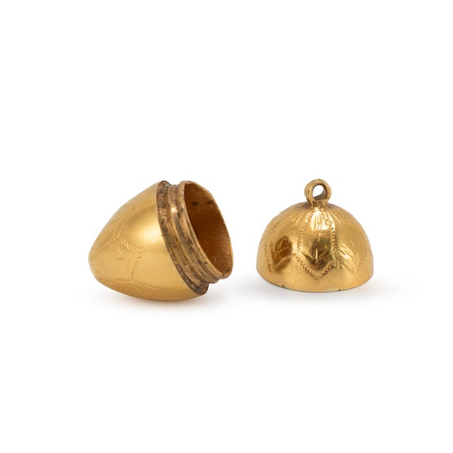 Vintage 18k Yellow Gold Engraved Egg Form Screw-Top Locket Charm Pendant For Sale In Houston - Image 6 of 8