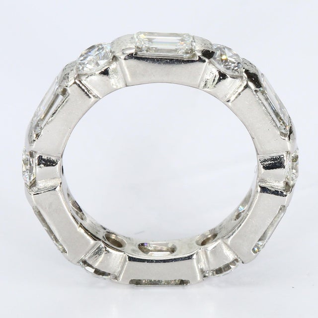 Platinum Ring With Emerald Cut & Round Cut Diamonds - Size 5.75 For Sale - Image 4 of 6