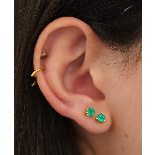 Natural emerald stud earrings in 14 karat solid yellow gold. The real thing, for the best price. Simple and elegant...