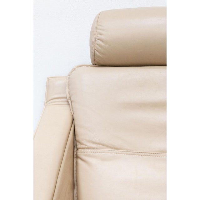 Original Nelo Sweden 80s armchair Structure in black beech wood, upholstered in cream leather Detachable headrest and...