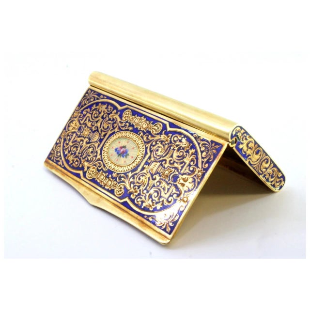 Snuff Box in Enamelled Gold with Engraved Geometric Figures, Floral Motifs and Hinged Lid For Sale - Image 3 of 11