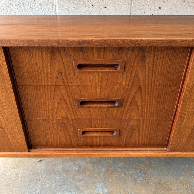 Hans Wegner Vintage Danish Teak and Oak Two-Piece Floating Sideboard, Manner of Hans Wegner 1960s For Sale - Image 4 of 8