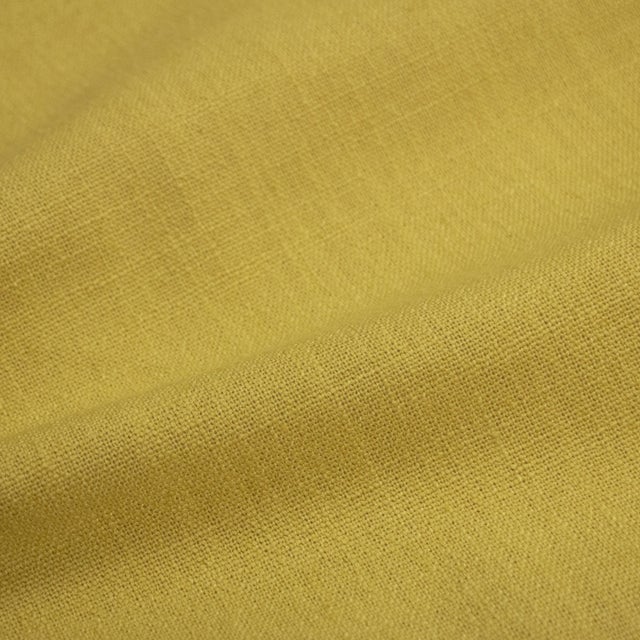 This square top platform bed features a straight wingback design alongside a plain front. These elements blend perefctly...