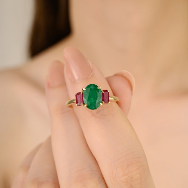14k Solid Gold Emerald Ruby Past Present Future Ring Size 6.5 For Sale In New York - Image 6 of 15