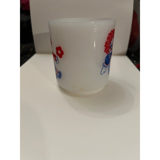 American 1970s Raggedy Ann and Andy Glass Coffee Mug For Sale - Image 3 of 4