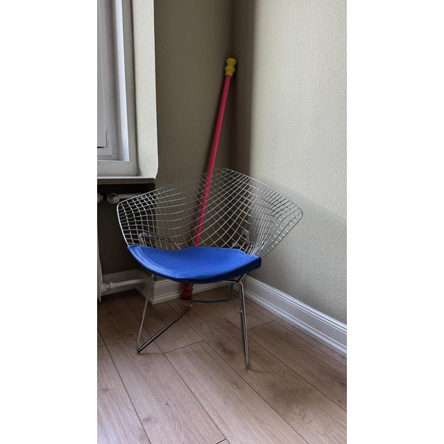 Mid-Century Modern Diamond Chair in Silver with Orange Seat by Harry Bertoia for Knoll, 1980s For Sale - Image 3 of 8