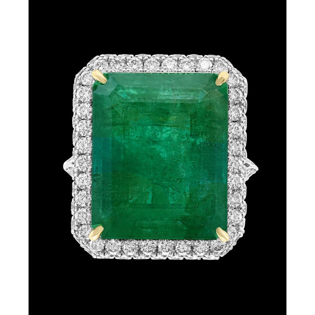 Modern Agl Certified 13.10 Ct Emerald Cut Colombian Emerald Diamond 18k Gold Ring For Sale - Image 3 of 8