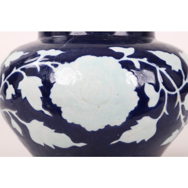 Chinoiserie 16th Century Chinese Ming Dynasty Blue Glaze White Flower Jar For Sale - Image 3 of 9