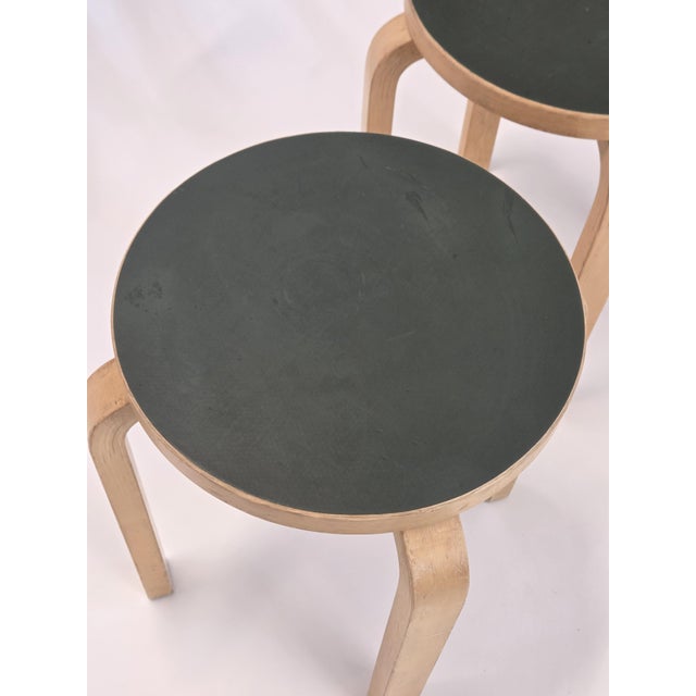 1960s E60 Stools in Green Linoleum by Alvar Aalto for Artek, Finland, 1960s, Set of 2 For Sale - Image 5 of 15