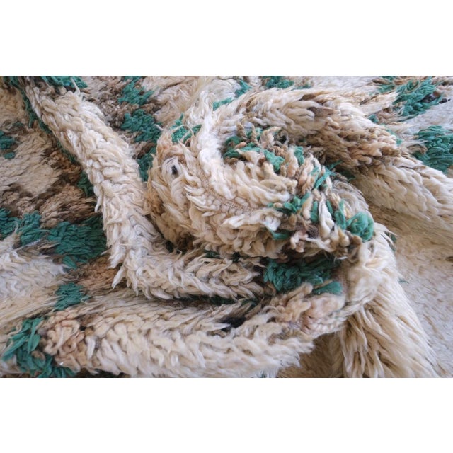 Textile 1980s Moroccan Off-White and Green Marmoucha Rug For Sale - Image 7 of 8