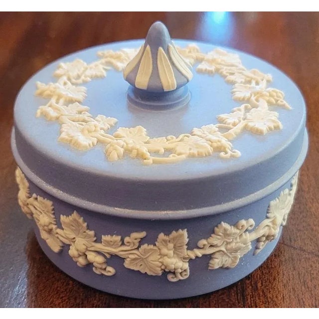 Neoclassical Wedgwood Jasperware Pale Blue Small Circular Lidded Vanity Box For Sale - Image 3 of 12
