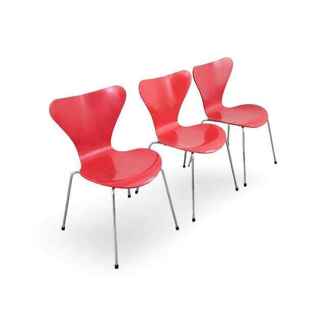 Fritz Hansen Series 7 Chairs by Arne Jacobsen for Fritz Hansen Red, Set of 3 For Sale - Image 4 of 13