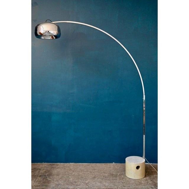 This Italian floor lamp from the 1970s is a treasure of delicacy and balance. A slender, airy, and delicate arc floor...