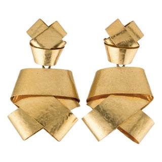 Vintage 1990s Herve Van Der Straeten Ruban Ribbon Knot Hammered Post Backs 24k Gold Plated Earrings - A Pair 2 Pieces For Sale