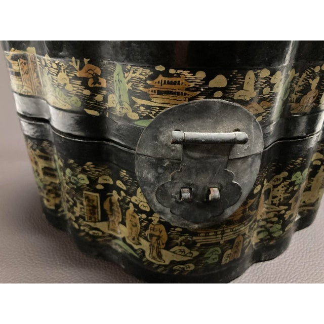 Antique Chinese Black Lacquer Gilt Painted Covered Tea Box 1940s For Sale In Palm Springs - Image 6 of 11