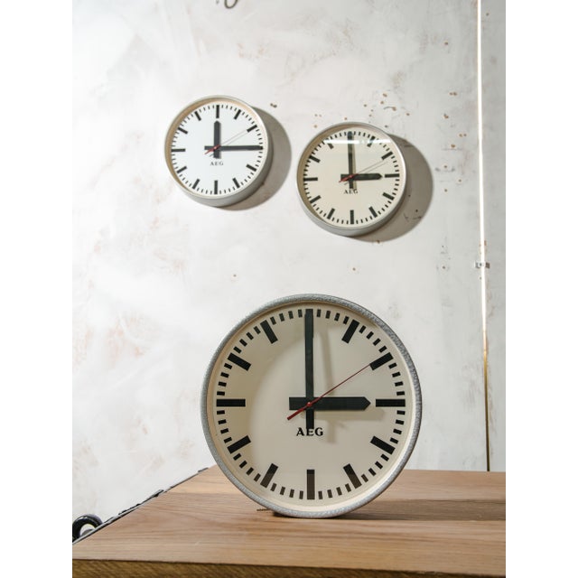 Industrial Grey Hammered Wall Clock from Aeg, Germany, 1960s For Sale - Image 6 of 15