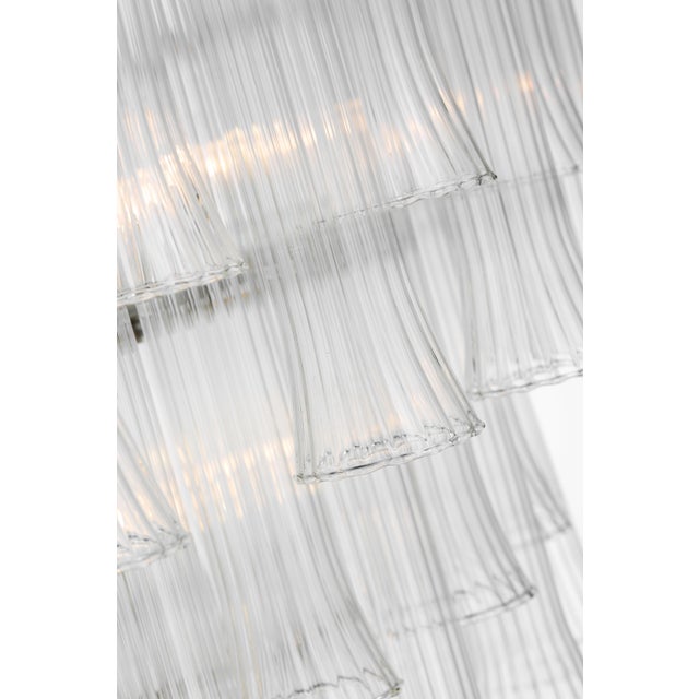 2020s Julie Neill for Visual Comfort Signature Lorelei X-Large Waterfall Chandelier in Gild with Clear Glass For Sale - Image 5 of 6