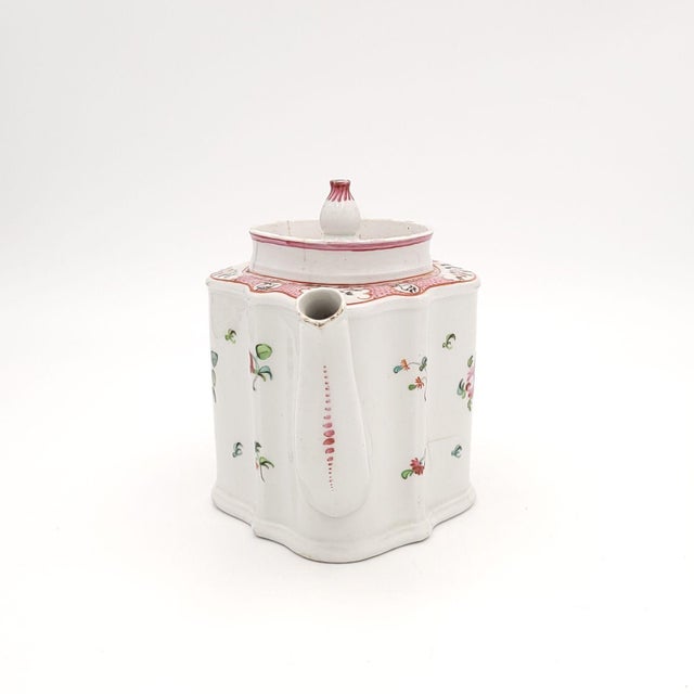 Chinese Lowestoft Chinese Export–Style Tea Pot, England Circa 1790 For Sale - Image 3 of 9