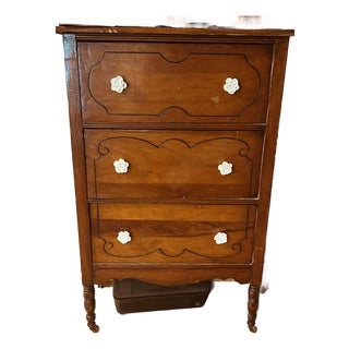 Antique Victorian 3-Drawer Chest With Turned Legs & Floral Pulls, C. 1880–1900 For Sale