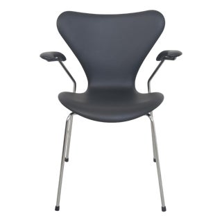 3207 Seven Armchair in Black Classic Leather by Arne Jacobsen, 2010s For Sale
