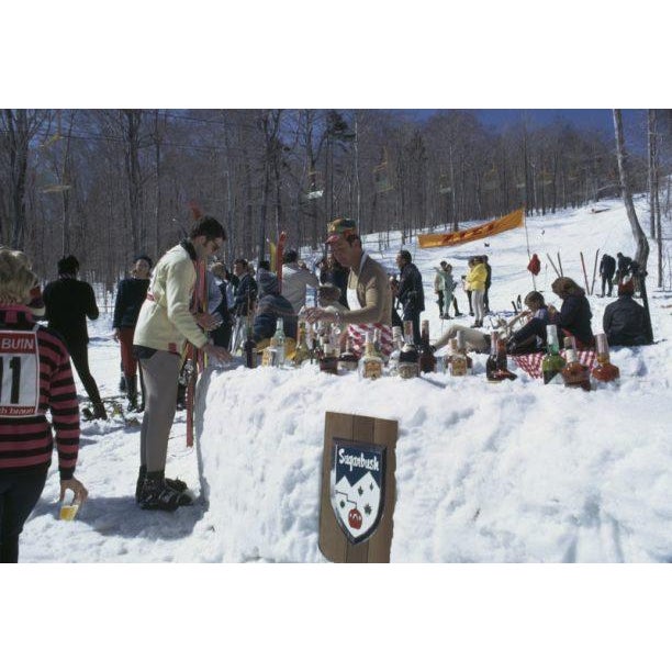 Sugarbush Skiing 1969 An outdoor bar at Sugarbush, a mountain resort in Vermont, March 1969. (Photo by Slim Aarons) Slim...