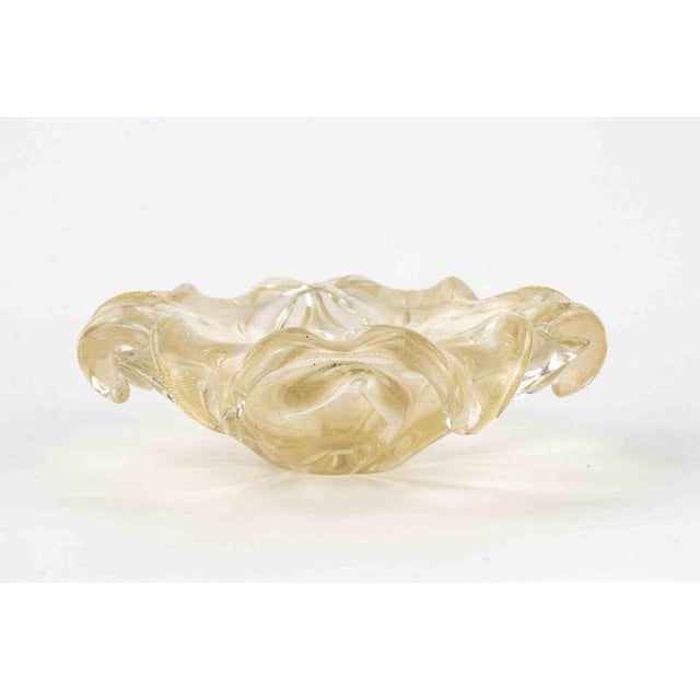 Beautiful vintage Murano glass bowl flower shaped, attributed to Barovier & Toso and realized in 1950s. Very good condition.
