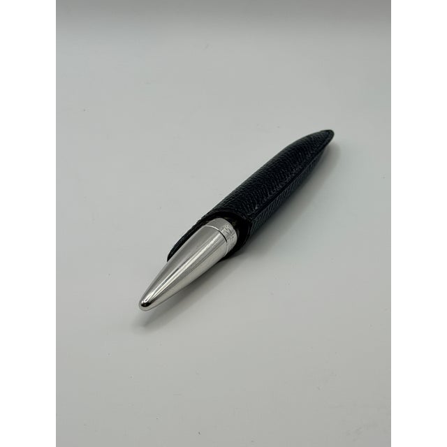 This authentic Jörg Hysek ballpoint pen showcases the brand’s signature blend of horological-inspired design and advanced...