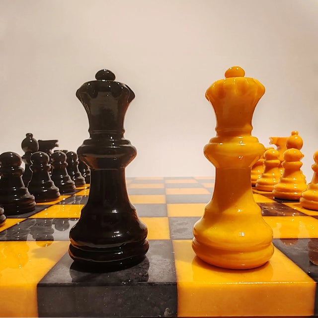 Stone 1970s Rare Colors Luxury Chess Set in Genuine Hand Carved Italian Alabaster of Volterra For Sale - Image 7 of 11