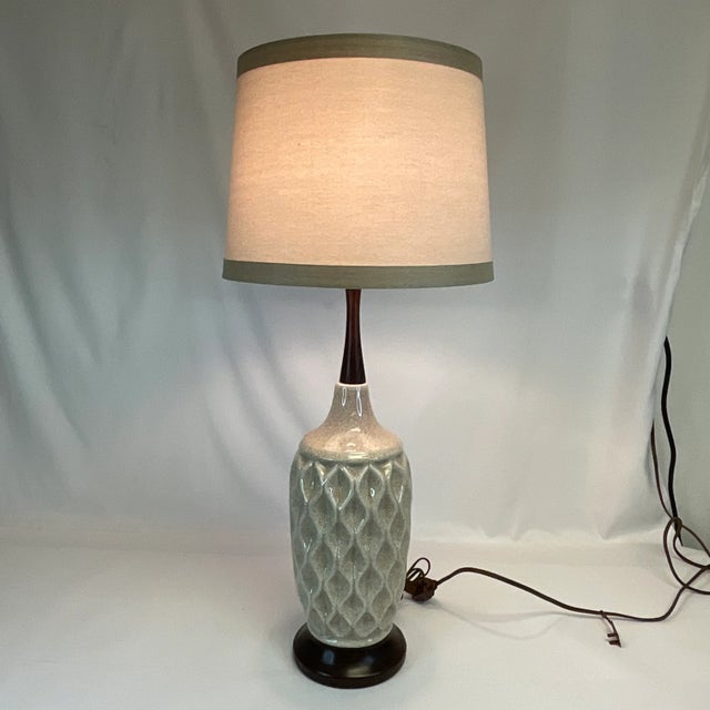 Mid-Century Modern Geometric Ceramic Table Lamp With New Linen Shade. For Sale - Image 10 of 10