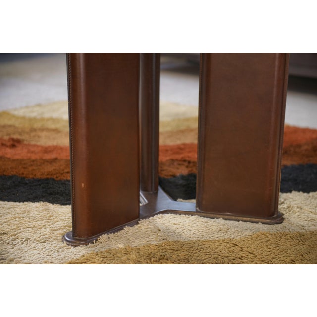 Matteo Grassi Circular Table with Base Covered in Brown Leather by Tito Agnoli for Matteo Grassi, 1970s For Sale - Image 4 of 11