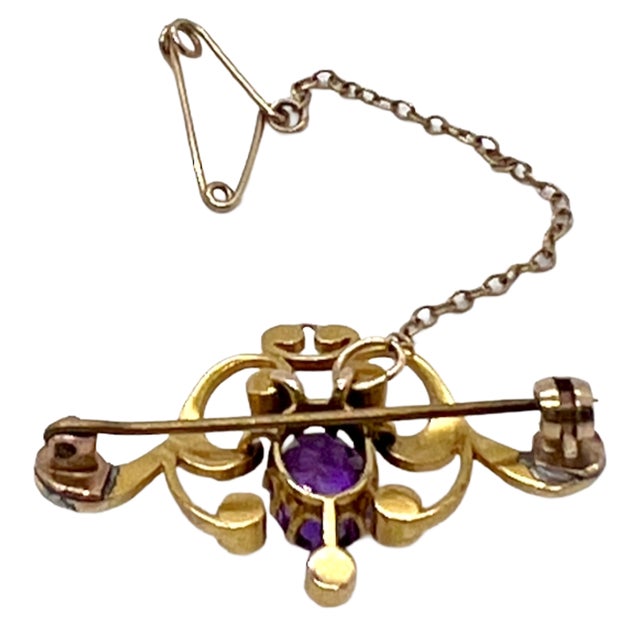 Antique 15ct Gold, Amethyst and Seed Pearl Scroll Brooch, England, Edwardian Period, 1900s For Sale - Image 10 of 15
