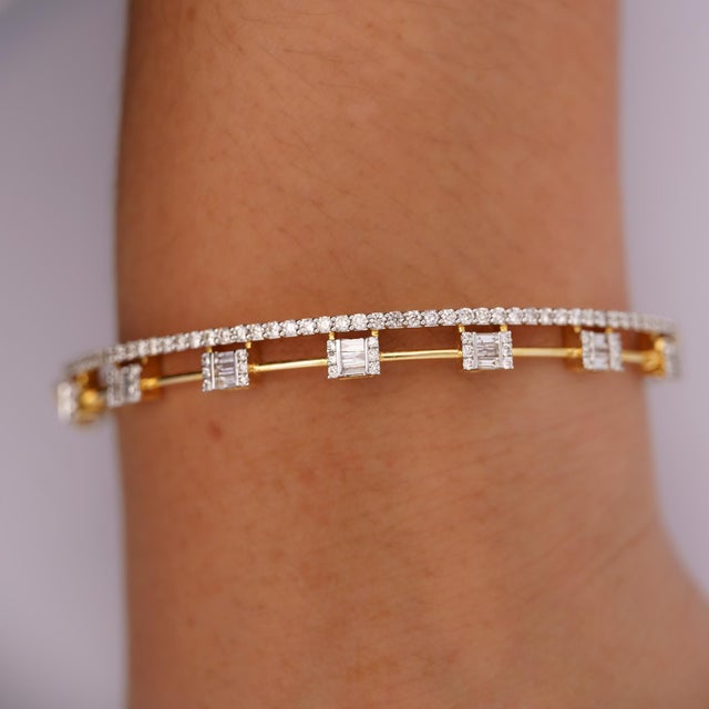 2020s 1.32 Carat Diamond Illusion Set 2-Row 14k Gold Bangle Bracelet For Sale - Image 5 of 7
