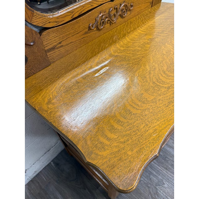Antique Victorian Tiger Oak Serpentine Dresser With Beveled Mirror For Sale In Kansas City - Image 6 of 17