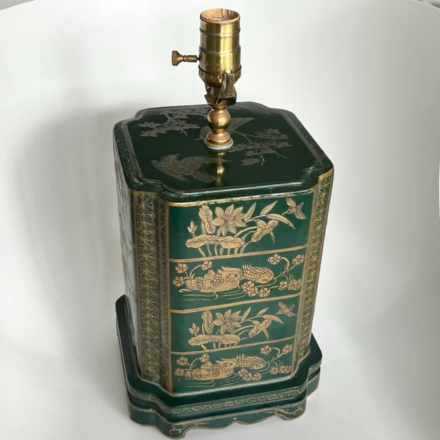 Vintage Chinoiserie Tea Canister Table Lamp in Green Lacquer & Brass – Hollywood Regency For Sale - Image 9 of 12